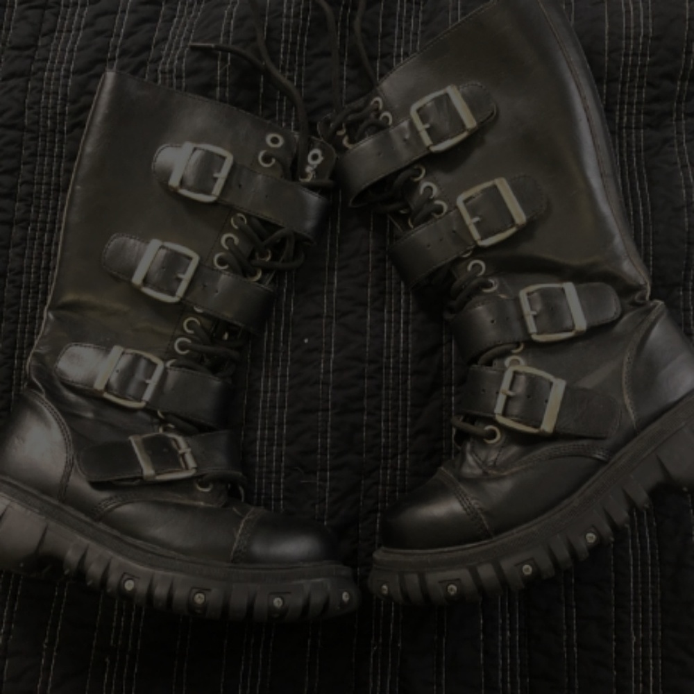 **looking to buy if anyone has**Anarchic boots